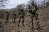 جنود أوكرانيون من اللواء المنفصل 103 للدفاع الإقليمي للقوات المسلحة  خلال تمرين تدريبي