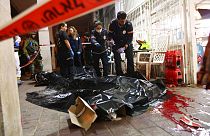 paramedici israeliani lavorano vicino al corpo di una persona uccisa da un uomo armato a Bnei Brak, Israele, martedì 29 marzo 2022