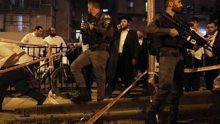 La police sécurise le lieu de l'attaque à Bnei Brak, Israël, le 29 mars 2022