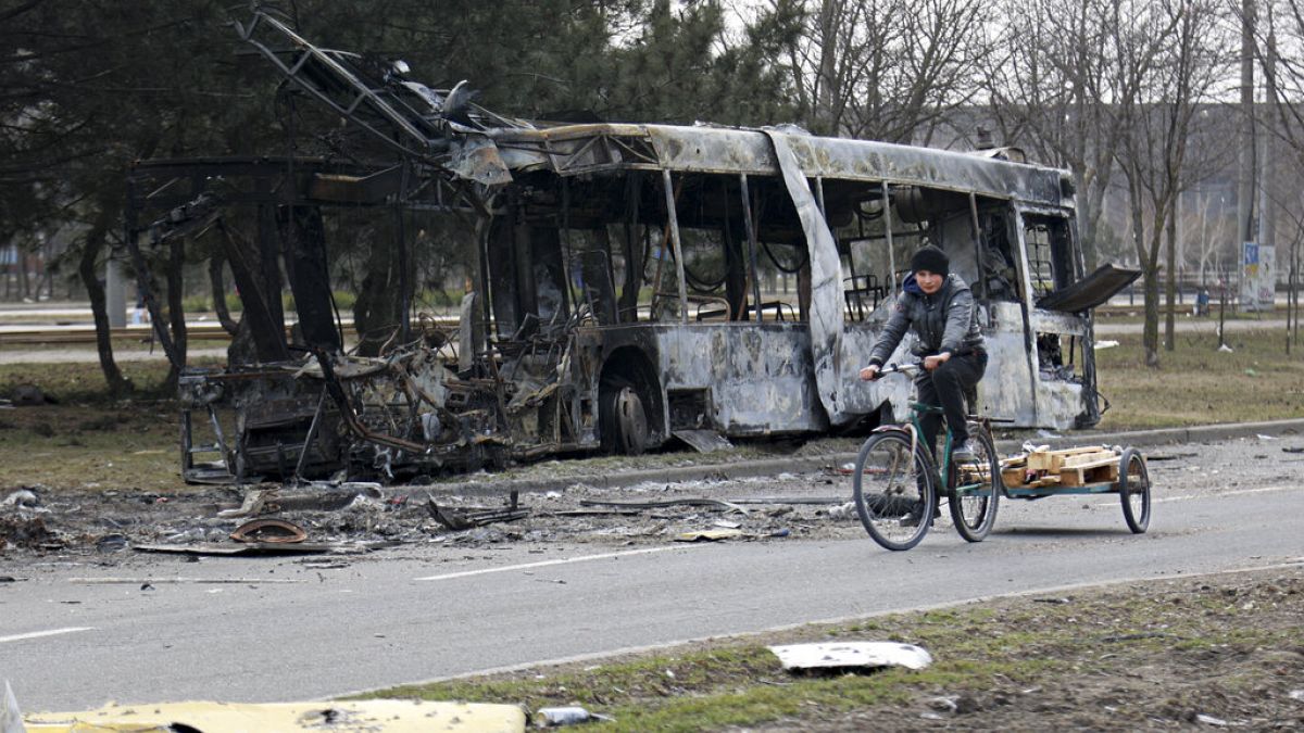 Ausgebrannter Bus in einem Vorort von Mariupol in der Ukraine