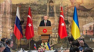 Der türkische Präsident Recep Tayyip Erdoğan bei der Begrüßung russischer und ukrainischer Abordnungen am 29. März 22