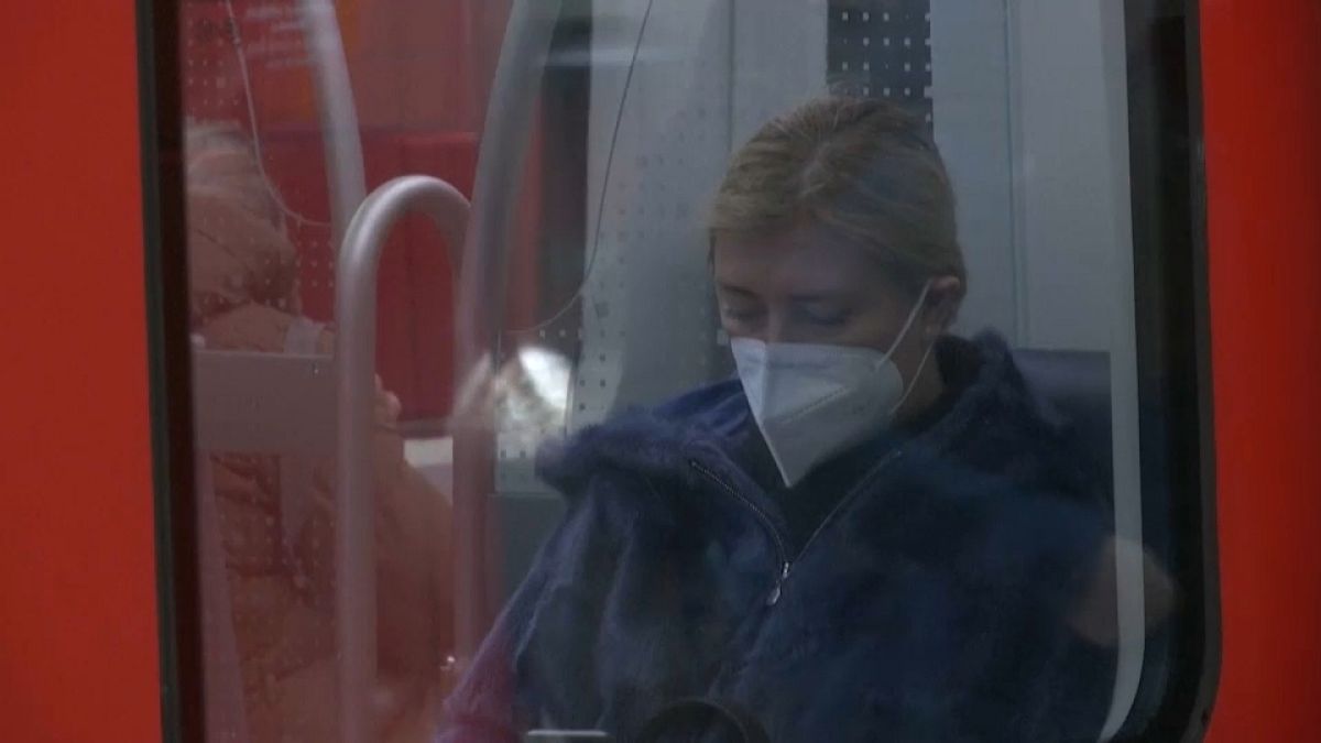 Frau in der U-Bahn mit FFP2-Maske