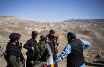 مقاتلون من حركة طالبان يقفون في وادي مس عينك على بعد حوالي 40 كيلومترًا (25 ميلًا) جنوب غرب كابول أفغانستان.
