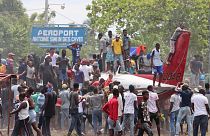 Protesta contra la inseguridad y la violencia en el aeropuerto Antoine Simon Des Cayes en Les Cayes, Haití, el martes 29 de marzo de 2022