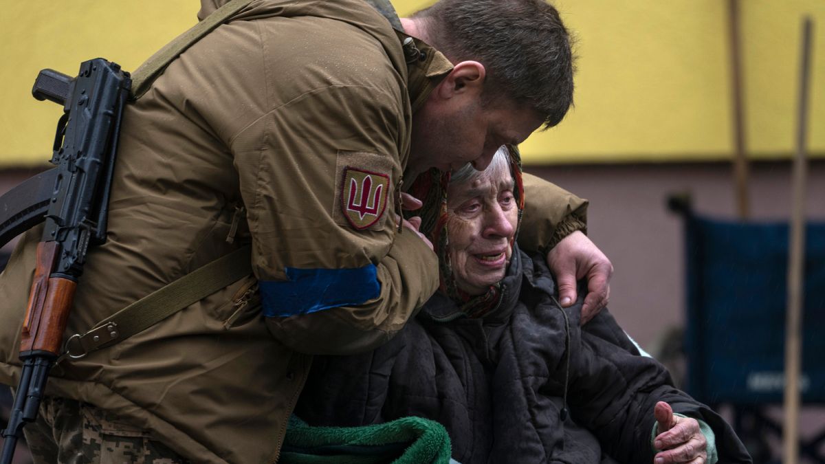 جندي أوكراني يواسي سيدة مسنة بعد إجلائها من إيربين في ضواحي كييف.