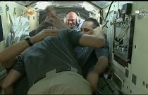 L'abbraccio tra astronauti e cosmonauti sulla Stazione Spaziale Internazionale