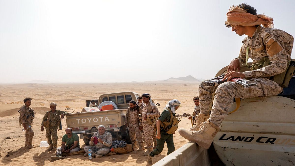 رئيس العمليات العسكرية للقوات المسلحة الحكومية اللواء ناصر الذيباني (الرابع من اليسار)، يجلس مع مقاتلين مدعومين من التحالف بقيادة السعودية بالقرب من مأرب، اليمن، 20 يونيو 2021