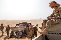 رئيس العمليات العسكرية للقوات المسلحة الحكومية اللواء ناصر الذيباني (الرابع من اليسار)، يجلس مع مقاتلين مدعومين من التحالف بقيادة السعودية بالقرب من مأرب، اليمن، 20 يونيو 2021