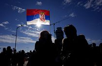 Сербский флаг на манифестации в Белграде