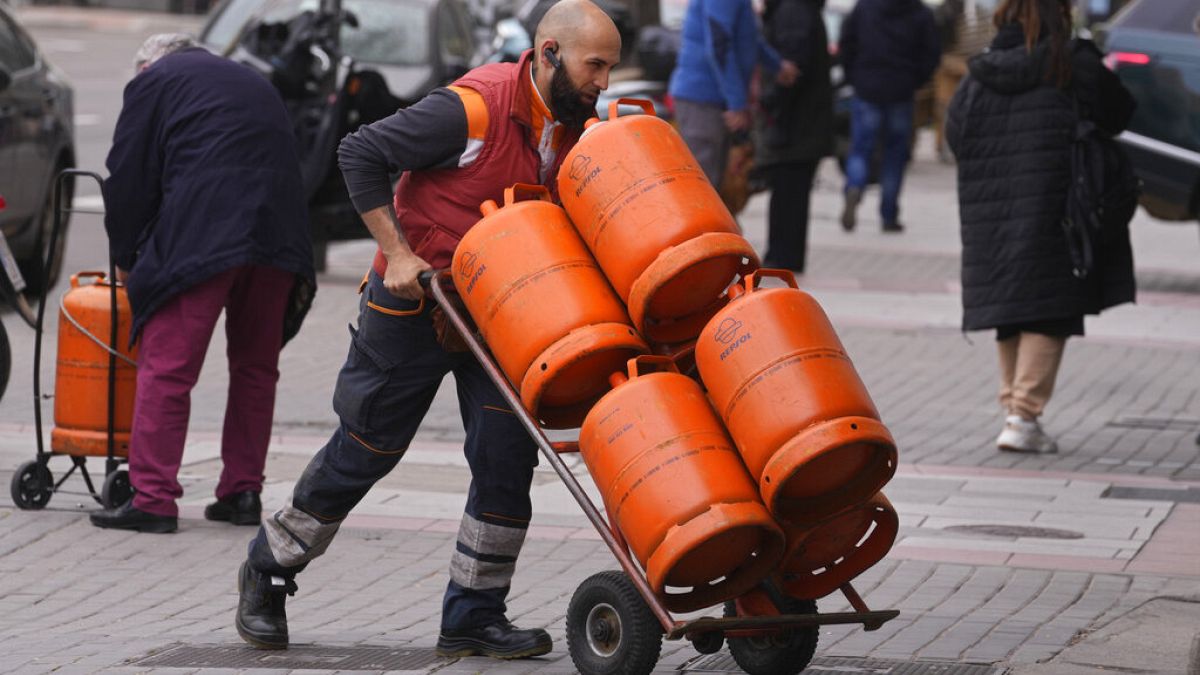 Un repartidor de gas butano en las calles de Madrid (España).