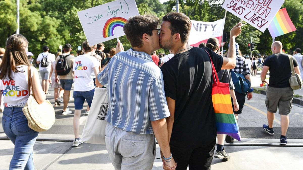 a 2021-es budapesti Pride-felvonuláson egy meleg pár csókolózik 