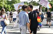 a 2021-es budapesti Pride-felvonuláson egy meleg pár csókolózik 