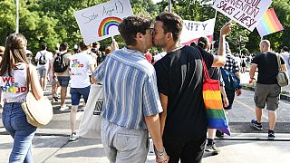 a 2021-es budapesti Pride-felvonuláson egy meleg pár csókolózik