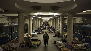 As estações do metro passaram a ser o refúgio de centenas de habitantes de Kharkiv