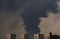 Füst tör a magasba egy orosz légicsapást követően Kijevben