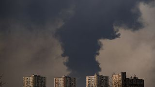 Füst tör a magasba egy orosz légicsapást követően Kijevben