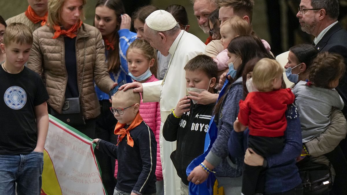 البابا رفقة أطفال أوكرانيين في الفاتيكان. 