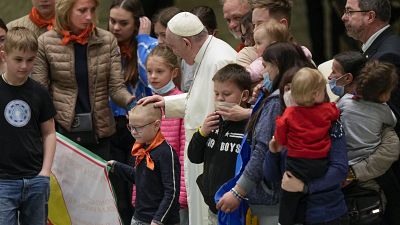 البابا رفقة أطفال أوكرانيين في الفاتيكان.