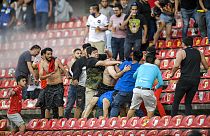 Aficionados se enfrentan durante un partido de la liga mexicana de fútbol entre el anfitrión Querétaro y el Atlas de Guadalajara, 5/3/2022, Querétaro, México,