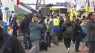 Varios refugiados y ONG en la ciudad fronteriza polaca de Medyka, 30 de marzo de 2022