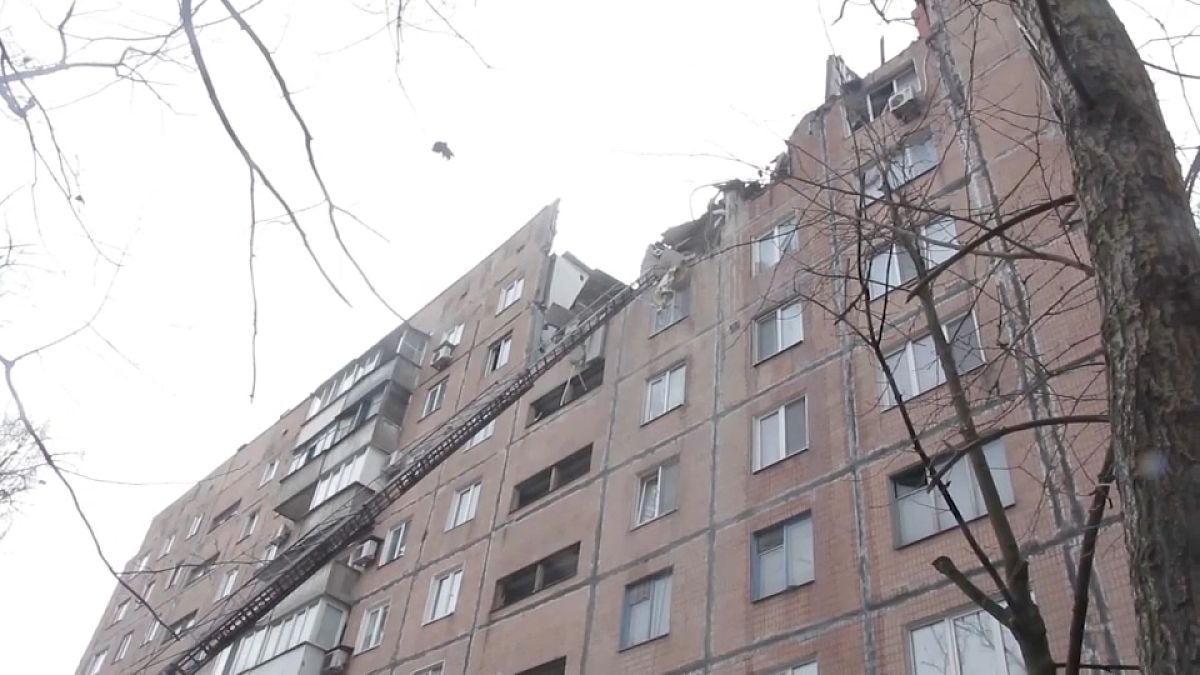 Beschädigtes Wohnhaus in Donezk