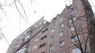 Beschädigtes Wohnhaus in Donezk