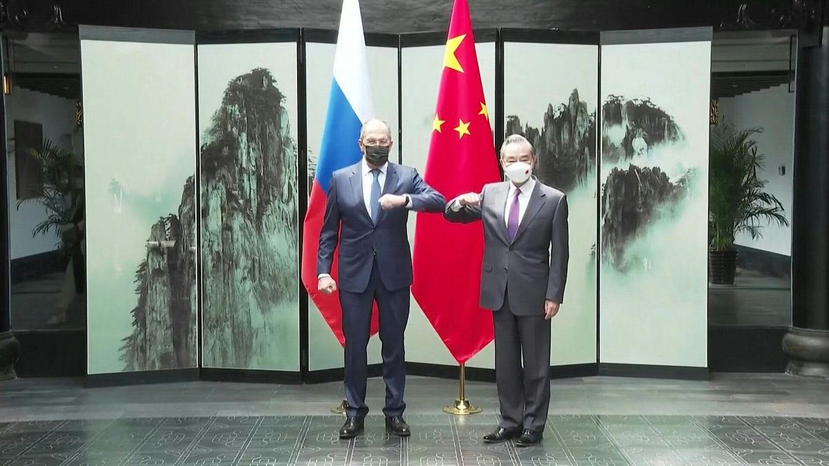وزير الخارجية الروسي سيرغي لافروف ونظيره وانغ يي في شرق الصين.