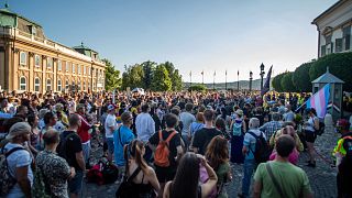 Fiatalok tüntetnek az ún. "pedofiltörvény" ellen a Sándor-palota előtt 2021-ben