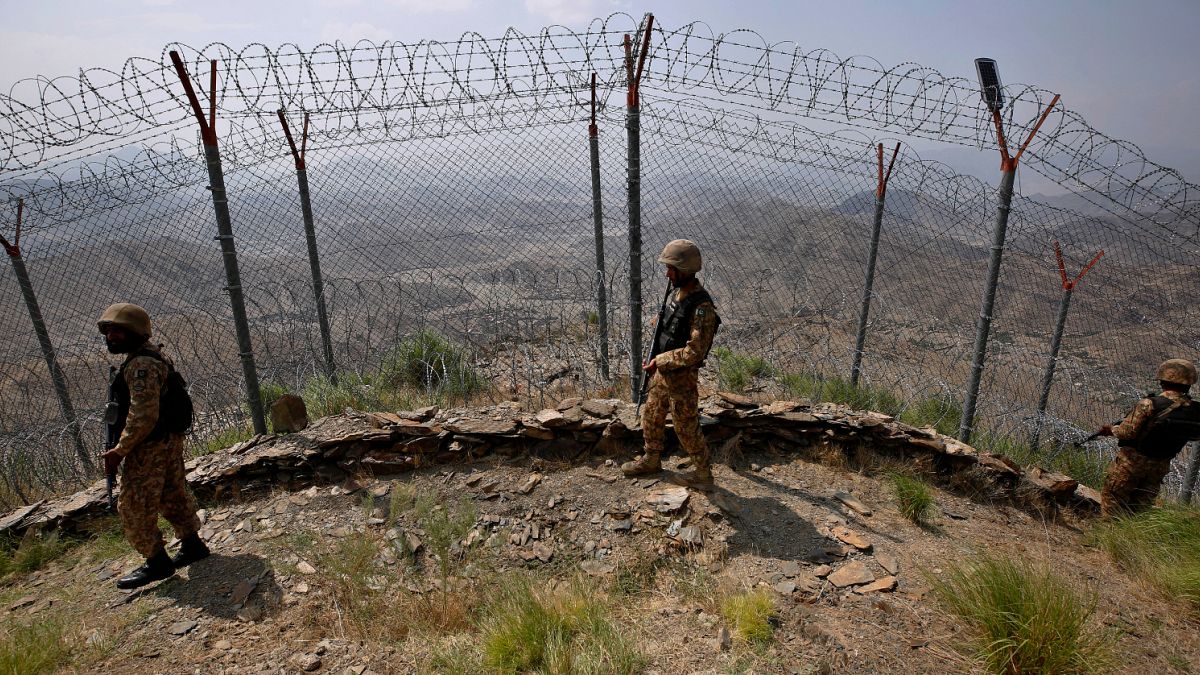 دورية للجيش الباكستاني على طول السياج الحدودي الباكستاني مع أفغانستان.