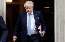 Boris Johnson kilép a Downing Street 10 épületéből