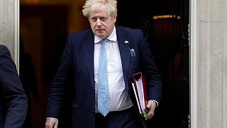 Boris Johnson kilép a Downing Street 10 épületéből
