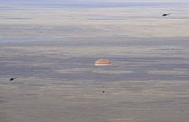 La navicella spaziale Soyuz MS-19 mentre atterra in un'area remota vicino alla città di Zhezkazgan, Kazakistan 