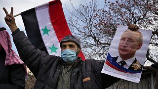 Szíriai férfi az orosz elnököt élteti egy libanoni tüntetésen