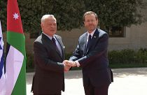العاهل الأردني الملك عبد الله الثاني يستقبل الرئيس الإسرائيلي إسحاق هرتسوغ في عمان.