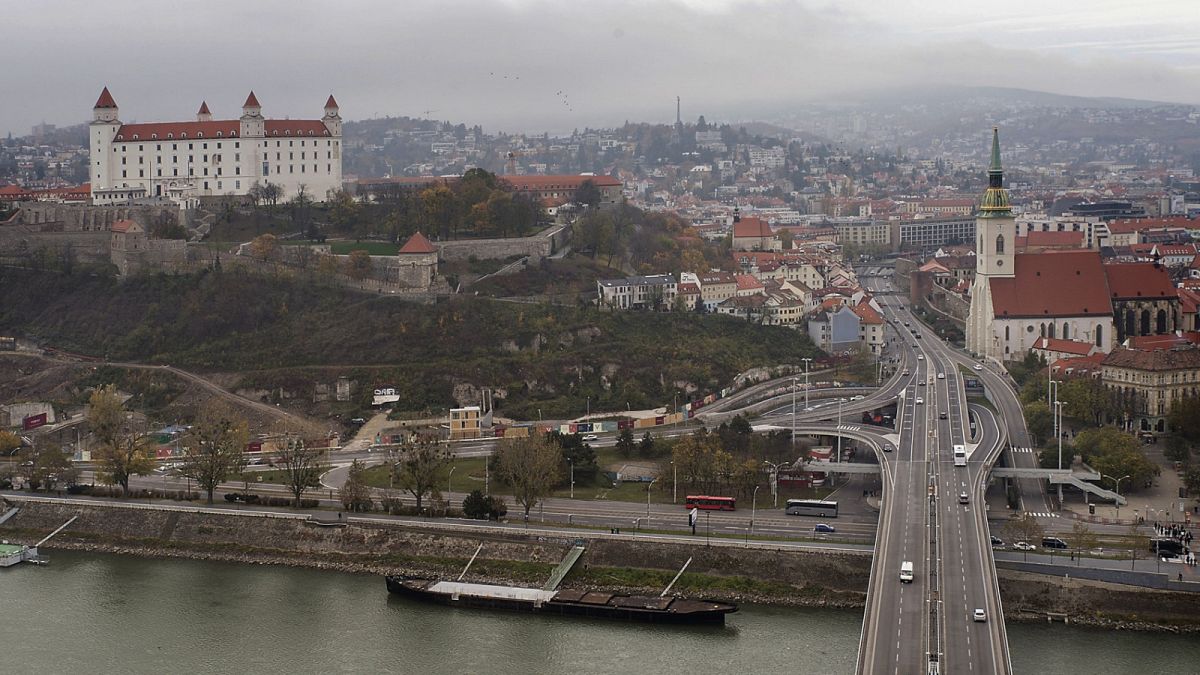 35 diplomata köszönhet el a szlovák fővárostól