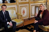 الرئيس الفرنسي إيمانويل ماكرون يلتقي زعيمة اليمين المتطرف مارين لوبان في قصر الإليزيه في باريس.