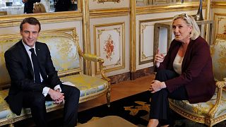 الرئيس الفرنسي إيمانويل ماكرون يلتقي زعيمة اليمين المتطرف مارين لوبان في قصر الإليزيه في باريس.