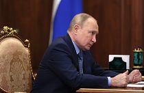 Az orosz elnök egy tárgyaláson Kreml-beli irodájában
