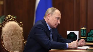 Az orosz elnök egy tárgyaláson Kreml-beli irodájában