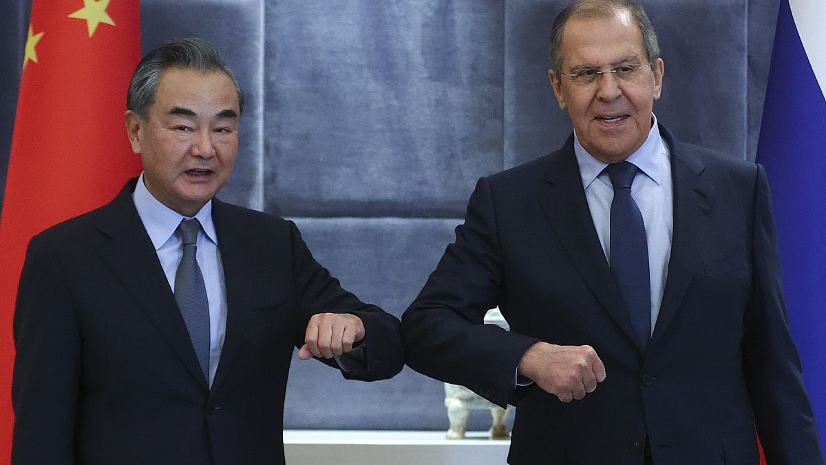Министры иностранных дел Китая и России Ван И и Сергей Лавров на саммите стран ОДКБ в Душанбе. Сентябрь 2021 года