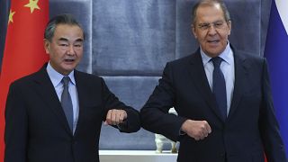 Министры иностранных дел Китая и России Ван И и Сергей Лавров на саммите стран ОДКБ в Душанбе. Сентябрь 2021 года