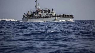 خفر السواحل الليبي مع مهاجرين على متن سفينة تم اعتراضها قبالة الشاطئ بالقرب من بلدة غنيمة شرق العاصمة طرابلس. 2018/06/24