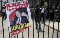 Una foto del ex presidente peruano Alberto Fujimori cuelga fuera de la cárcel donde Fujimori está detenido en Lima, Perú, 29/3/2022.