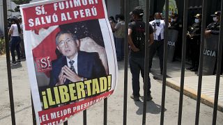 Una foto del ex presidente peruano Alberto Fujimori cuelga fuera de la cárcel donde Fujimori está detenido en Lima, Perú, 29/3/2022.