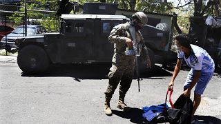 Control del Ejército salvadoreño en un barrio de San Salvador.