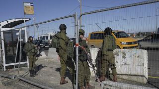 أرشيف-جنود إسرائيليون يقفون في موقع حراسة في موقع هجوم في مفترق غوش عتسيون بالضفة الغربية