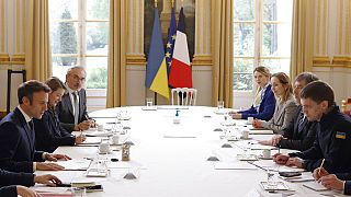 Le président français s'est entretenu avec le maire de la ville ukrainienne de Melitopol, Ivan Fedorov, lors d'une réunion à l'Élysée, vendredi 1er avril 2022.