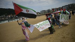  مسيرة للصحراويين على طول شاطئ كونشا لدعم إبراهيم غالي زعيم جبهة البوليساريو وصحراء حرة في سان سيباستيان شمال إسبانيا