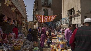 Menschen in Kairo kaufen vor Ramadan ein, 21.04.2020