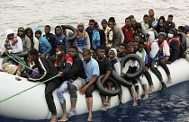 إعادة مهاجرين إلى الشاطئ بعد أن اعترضهم خفر السواحل الليبي في البحر الأبيض المتوسط. 2021/10/18